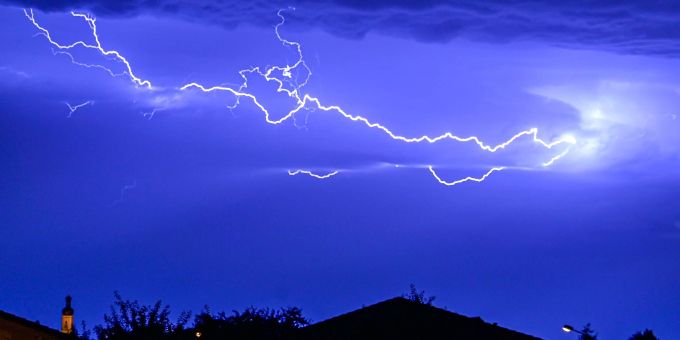 Wenn feuchtwarme und kalte Luftströme aufeinander treffen, baut sich am Himmel eine statische Spannung auf, die sich in einem Blitz entlädt. Darin kann die Temperatur 30.000 Grad Celsius erreichen. Wenn feuchtwarme und kalte Luftströme aufeinander treffen, baut sich am Himmel eine statische Spannung auf, die sich in einem Blitz entlädt. Darin kann die Temperatur 30.000 Grad Celsius erreichen.