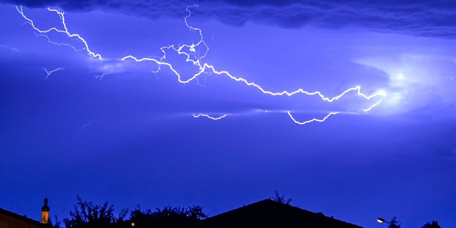 Wenn feuchtwarme und kalte Luftströme aufeinander treffen, baut sich am Himmel eine statische Spannung auf, die sich in einem Blitz entlädt. Darin kann die Temperatur 30.000 Grad Celsius erreichen.