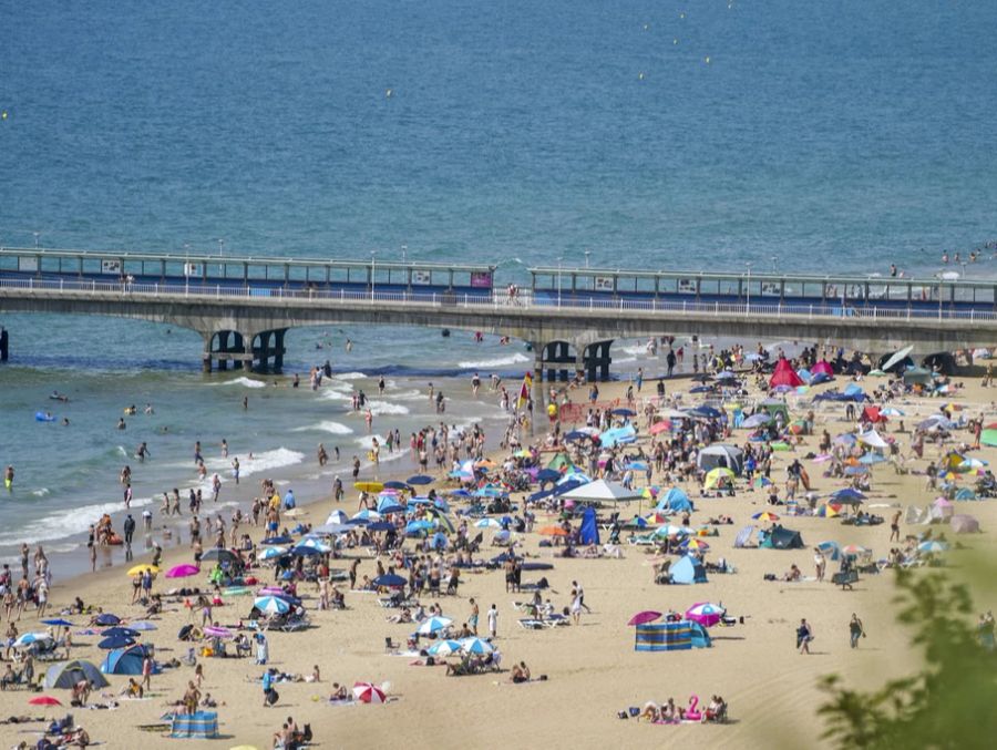 Menschen am Strand von Bournemouth (GB)