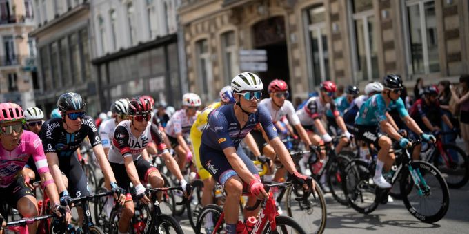 Musste wegen eines positiven Corona-Tests bei der Tour aussteigen: Max Walscheid (vorn,M,roter Helm) in Aktion. Musste wegen eines positiven Corona-Tests bei der Tour aussteigen: Max Walscheid (vorn,M,roter Helm) in Aktion.