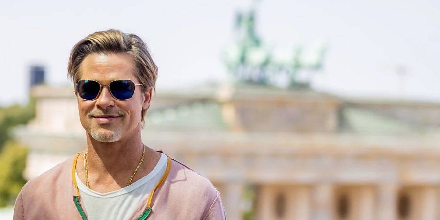 Brad Pitt, US-Schauspieler, bei einem Photocall anlässlich der Deutschlandpremiere des Kinofilms «Bullet Train» auf einer Terrasse der Akademie der Künste am Brandenburger Tor. Foto: Christoph Soeder/dpa