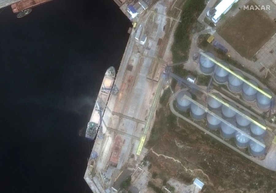 Dieses Satellitenbild von Maxar Technologies zeigt eine Nahaufnahme eines Schiffs, das am 12. Juni 2022 in Sewastopol auf der Krim Getreide lädt.