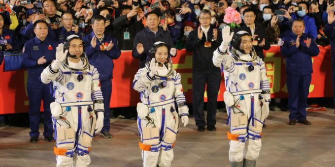 Die drei chinesischen Astronauten Ye Guangfu, Zhai Zhigang, und Wang Yaping sollen nun zur Erde zurückkehren. Astronauten