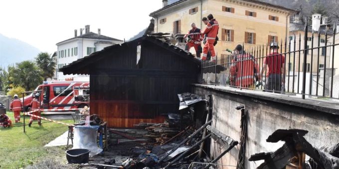 Die Feuerwehr hatte den Flächenbrand in Castasegna GR schnell unter Kontrolle. Flächenbrand