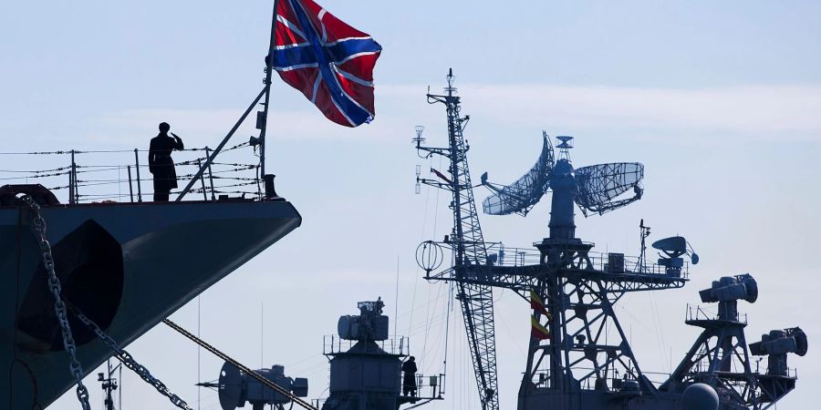 Ein russischer Matrose (l) salutiert am Bug des Raketenkreuzers «Moskwa».