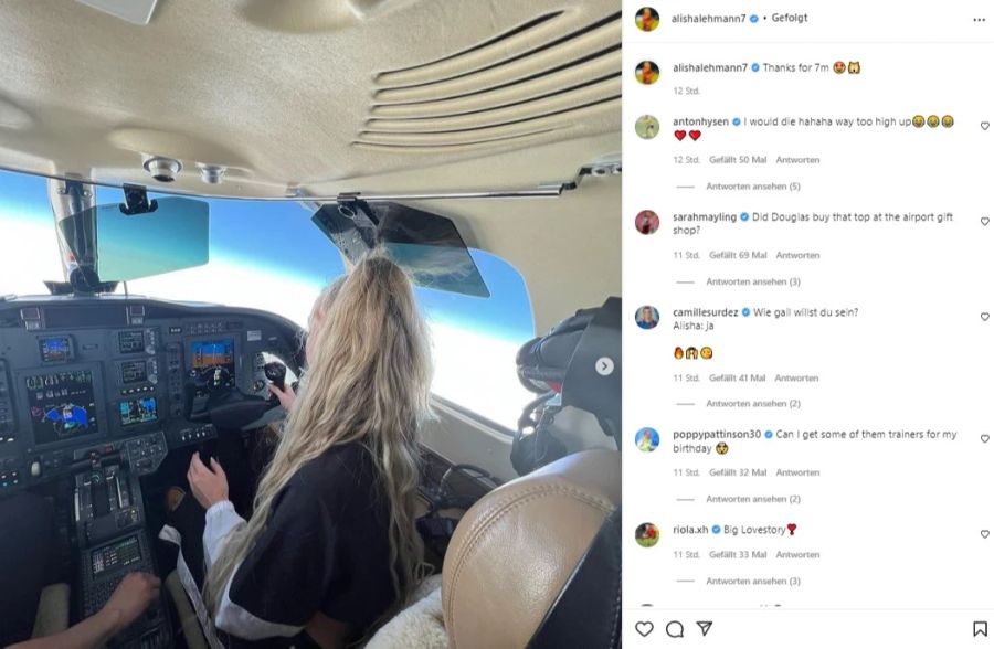 Alisha Lehmann darf beim Rückflug ins Cockpit sitzen.