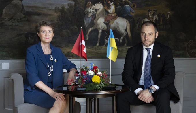 Simonetta Sommaruga und der ukrainische Minister für Infrastruktur Olexandr Kubrakov an der Wiederaufbaukonferenz. Simonetta Sommaruga