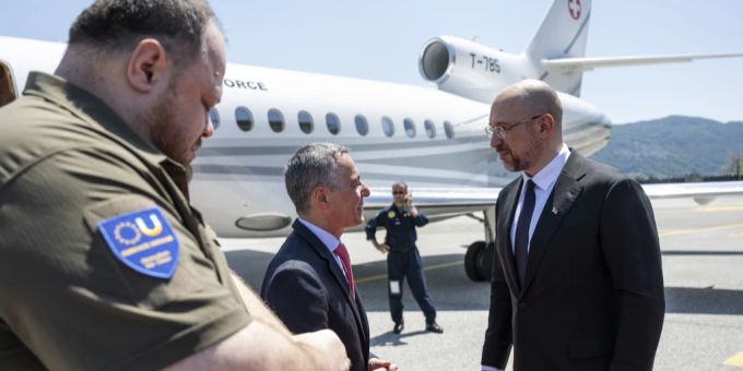 Bundesrat Ignazio Cassis (Mitte) begrüsst den ukrainischen Premierminister Denys Schmyhal (r.) und Parlamentspräsident Ruslan Stefantschuk. Ukraine Krieg