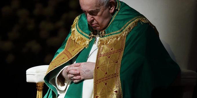 Papst Franziskus betet während einer Messe, die er für die kongolesische Gemeinschaft im Petersdom hält. Die Messe wurd unter anderem als Zeichen der Verbundenheit gefeiert, nachdem der Papst wegen Gesundheitsproblemen eine Reise nach Afrika absagen musste. Foto: Evandro Inetti/ZUMA Press Wire/dpa