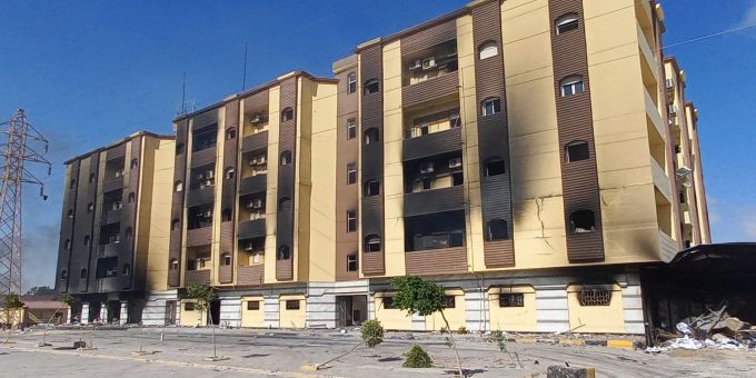 Das verkohlte libysche Parlamentsgebäude. Hunderte von Demonstranten zogen durch die Strassen der Hauptstadt Tripolis und anderer libyscher Städte. Viele von ihnen griffen Regierungsgebäude an und setzten sie in Brand, darunter das Repräsentantenhaus in der östlichen Stadt Tobruk. Das verkohlte libysche Parlamentsgebäude. Hunderte von Demonstranten zogen durch die Strassen der Hauptstadt Tripolis und anderer libyscher Städte. Viele von ihnen griffen Regierungsgebäude an und setzten sie in Brand, darunter das Repräsentantenhaus in der östlichen Stadt Tobruk.