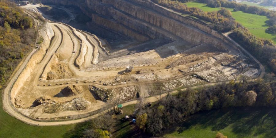 Der Zementhersteller Holcim nutzt den Mormont seit den 1950er-Jahren als Steinbruch.