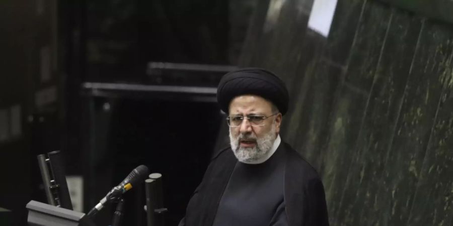 ARCHIV - Ebrahim Raisi, Präsident des Iran, spricht während einer Parlamentssitzung (25.08.2021). Raisi hatte vergangene Woche erneut betont, dass der Iran Verhandlungen für die Beilegung des Atomstreits begrüssen würde. Foto: Vahid Salemi/AP/dpa
