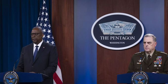 Lloyd Austin (l), Verteidigungsminister der USA, und General Mark Milley, Vorsitzender der Joint Chiefs, sprechen bei einer Pressekonferenz. Foto: Ssgt. Julian Kemper/Dod/Planet Pix via ZUMA Press Wire/dpa lloyd austin