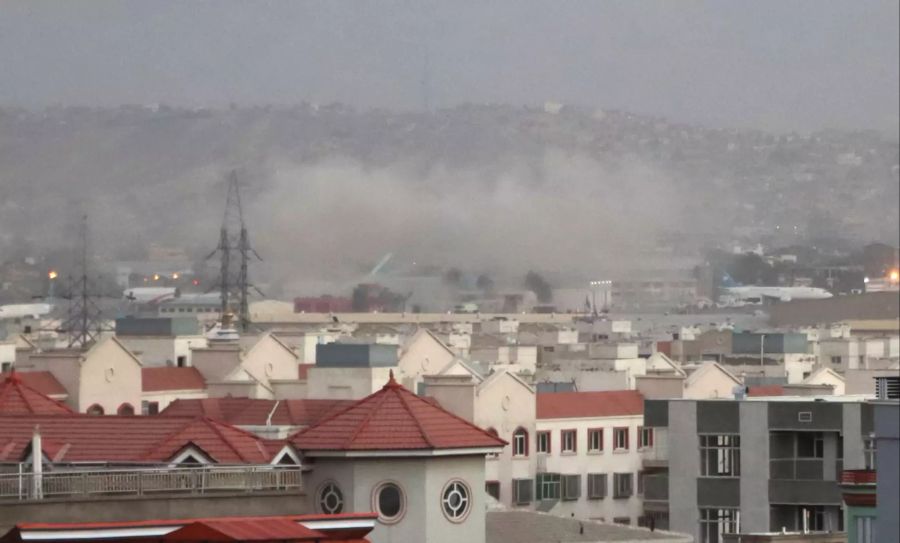 Bilder zeigen eine gigantische Rauchwolke über Kabul.