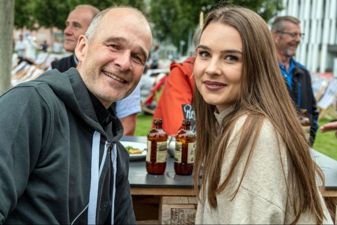 Stefan Roth (Sportbörse Niederwangen) mit Tochter Charlène sind auch wegen der guten Unterhaltung da