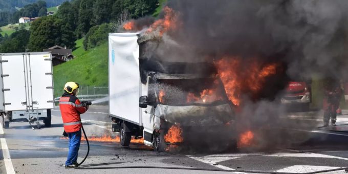 Die ausgerückten Feuerwehren löschten das in Vollbrand stehende Fahrzeug. Kantonspolizei Graubünden