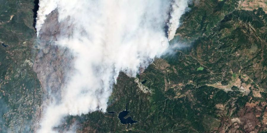 Das Satellitenbild zeigt das Dixie-Feuer in Nordkalifornien.