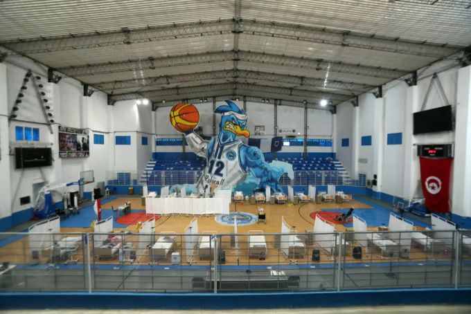 Wegen der hohen Corona-Zahlen muss in Tunesien improvisiert werden: Eine Basketball-Halle wurde zu einem provisorischen Spital. Tunesien