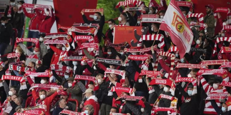 Bereits am letzten Bundesliga-Spieltag im Mai durften wieder Tausende Fussballfans in die Alte Försterei von Union Berlin. Foto: Michael Sohn/POOL AP/dpa