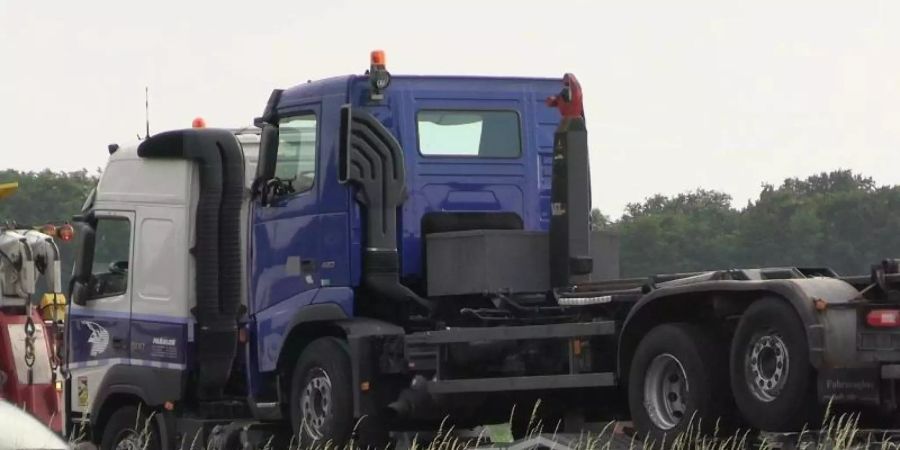 Der Fahrer des Sattelzugs wurde bei dem Unfall auf der A 1 bei Vechta verletzt. Foto: Rolf Hass/Nord-West-Media TV /dpa