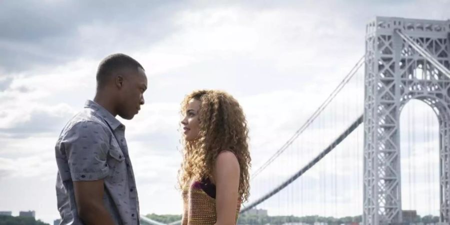 Sie sind sich sehr nahe: Benny (Corey Hawkins) und Nina (Leslie Grace). Foto: -/Warner Bros/dpa