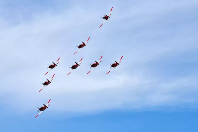 Formation von Pilatus PC-7-Maschinen des Swiss Air Force PC-7 TEAM. Die PC-7 setzt eine Tradition fort, die in den 50er Jahren mit der P3 begann: Die Schweizer Schulflugzeuge verfügen über ähnliche Start- und Landeeigenschaften wie Düsenjäger und eignen sich deswegen hervorragend als Trainingsgerät für die Fliegerausbildung. Dank ihren Flugeigenschaften sind sie auch bestens geeignet für die Kunstfliegerei. d