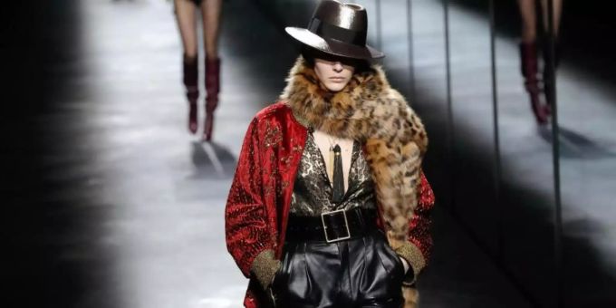 Das Label Saint Laurent will ab der Herbstkollektion 2022 auf Pelz verzichten. Foto: Christophe Ena/AP/dpa Das Label Saint Laurent will ab der Herbstkollektion 2022 auf Pelz verzichten. Foto: Christophe Ena/AP/dpa
