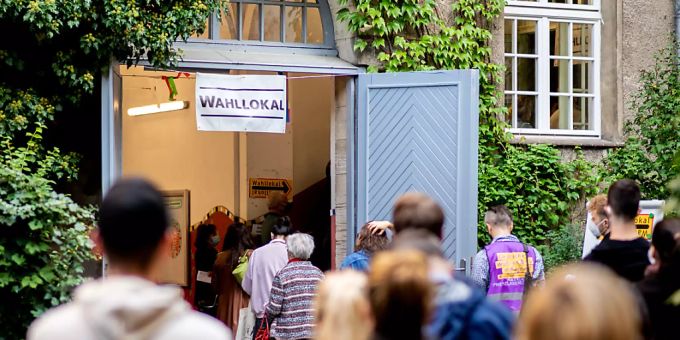 Zahlreiche Wählerinnen und Wähler warten im Stadtteil Prenzlauer Berg in einer langen Schlange vor einem Wahllokal, das in einer Grundschule untergebracht ist. Panne bei Wahl