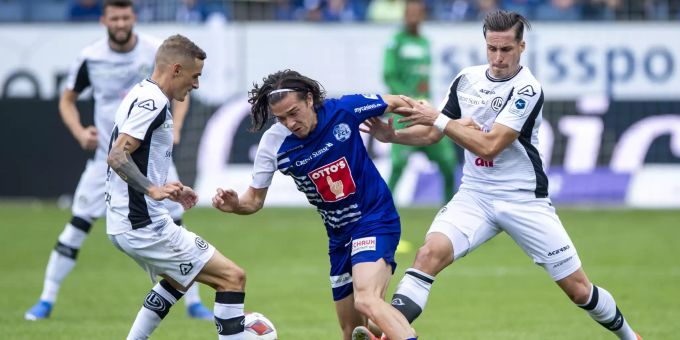 Jordy Wehrmann vom FC Luzern im Duell mit den Luganesi Mattia Bottani (links) und Mickaël Facchinetti. FC Luzern