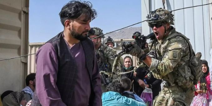 Ein US-Soldat (rechts) am Flughafen von Kabul. Kabul