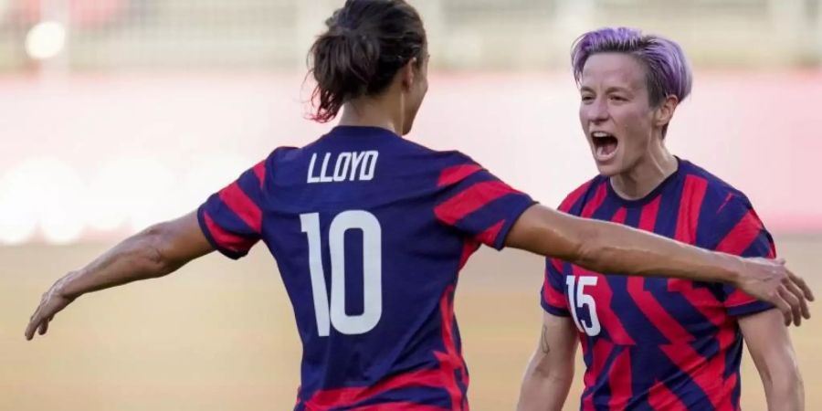 Carli Lloyd umarmt die US-Teamkollegin Megan Rapinoe. Lloyd beendet ihre Karriere. Foto: Andre Penner/AP/dpa