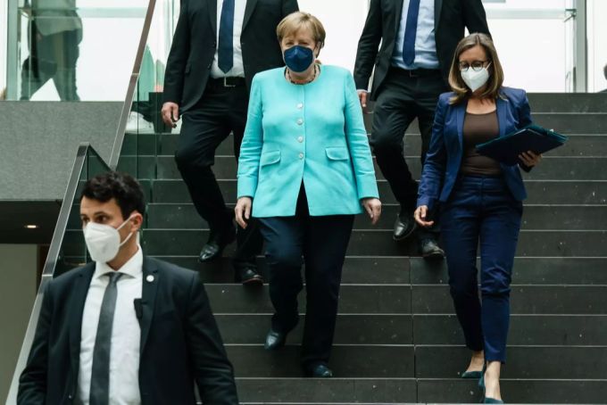 Ulrike Demmer (rechts) mit Bundeskanzlerin Angela Merkel. Ulrike Demmer