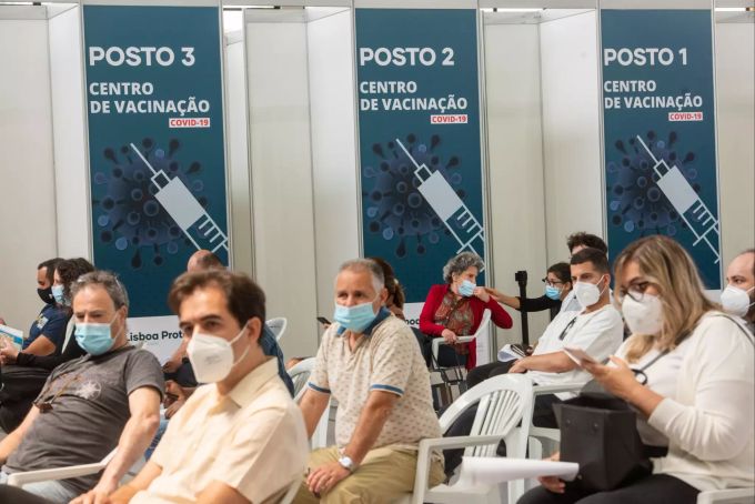 Menschen warten in einem Impfzentrum in Lissabon auf ihre Impfung gegen das Coronavirus. Coronavirus - Portugal