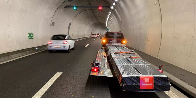 Die Ladung drückte den Anhänger hinten nach unten, sodass keine Deichsellast mehr vorhanden war. Unfall