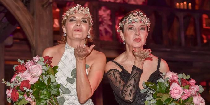 Das Sängerinnen-Duo Baccara mit Maria Mendiola (l) und Mayte Mateos stehen bei der Benefizgala "Künstler gegen AIDS" im Theater des Westens auf der Bühne. María Mendiola