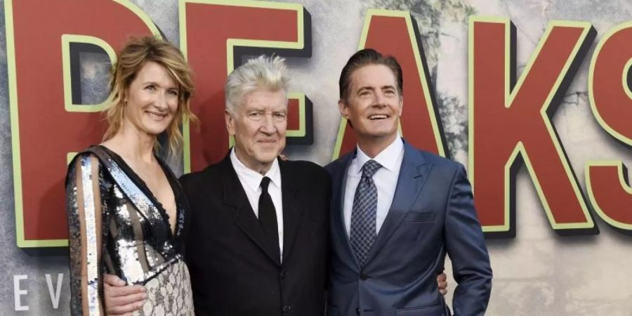 Der US-amerikanische Produzent und Regisseur David Lynch (M) und die US-Schauspieler Laura Dern und Kyle MacLachlan stehen bei der Premiere der Fernsehserie «Twin Peaks» zusammen. Foto: Chris Pizzello/Invision/AP/dpa