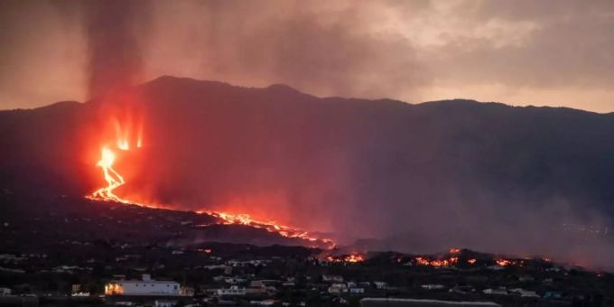Blick auf den Vulkan Cumbre Vieja, der Lava und Pyroklastika ausstösst. Foto: Kike Rincón/EUROPA PRESS/dpa la palma