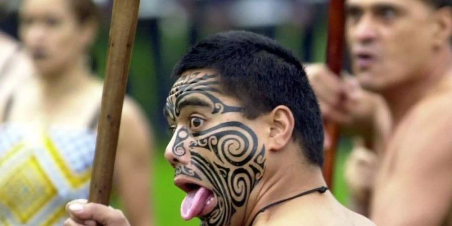 Ein Maori vom Stamm der Te Atiawa begrüsst einen hohen Gast mit der traditionellen Empfangsgeste Whakawaha. Neuseeland will ab kommendem Jahr das Neujahrsfest Matariki der Maori-Ureinwohner als gesetzlichen Feiertag begehen. Foto: Ralf Hirschberger/dpa-Zentralbild/dpa