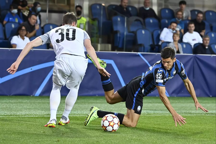 YBs Sandro Lauper (l.) im Duell mit Matteo Pessina (r.) von Atalanta Bergamo.