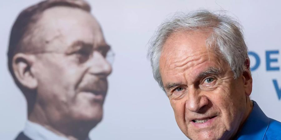 ARCHIV - Der Schriftsteller und Psychologe Frido Mann - hier im Literaturhaus vor einem Bild seines Grossvaters Thomas Mann, dem Literaturnobelpreisträger stehend - vermacht den Flügel seines Grossvaters der Bundesrepublik Deutschland. Foto: Peter Kneffel/dpa