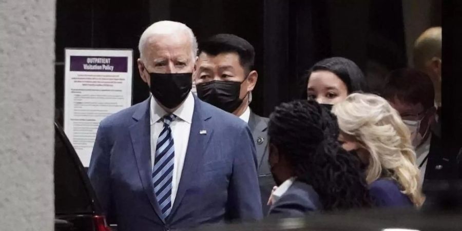 Joe Biden, Präsident der USA, und Jill Biden, First Lady der USA, verlassen das Walter Reed National Military Medical Center. Foto: Susan Walsh/AP/dpa