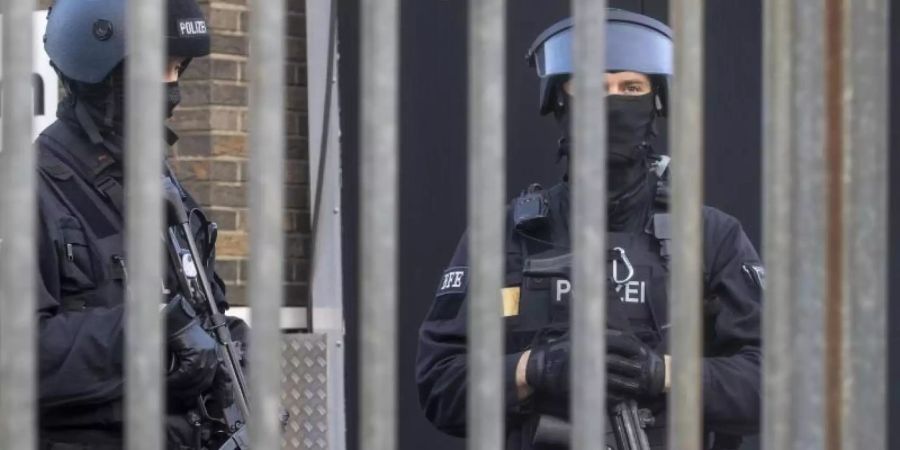 Polizisten in Duisburg: Bei einer Razzia gegen Rockerkriminalität hat die Polizei am Donnerstagmorgen in mehreren Städten an Rhein und Ruhr mindestens 20 Gebäude durchsucht. Foto: Christoph Reichwein/dpa
