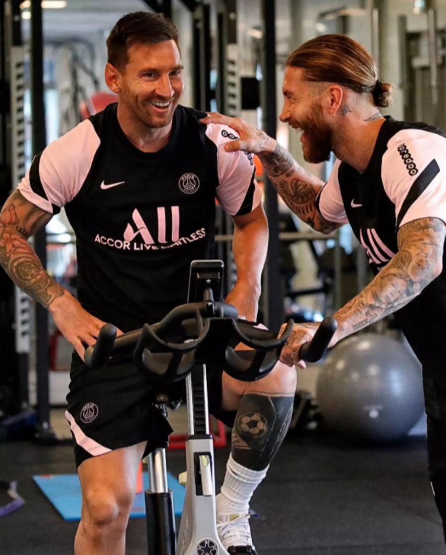 Lionel Messi und Sergio Ramos schwatzen und herzen sich im PSG-Fitness-Zenter.