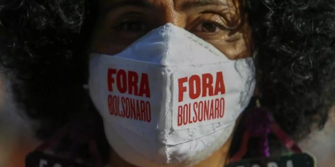Demonstrantin in São Paulo fordert Bolsonaros Abgang Demonstrantin in São Paulo fordert Bolsonaros Abgang