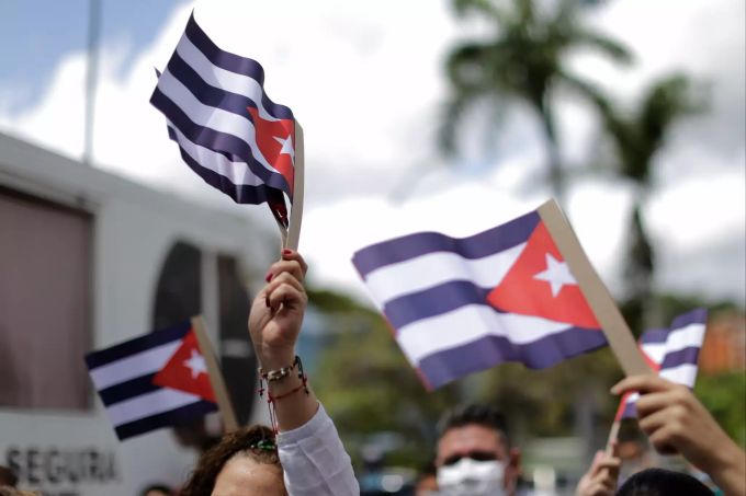 Demonstranten schwenken Fähnchen von Kuba. (Symbolbild) Nach den Protesten in Kuba - Venezuela