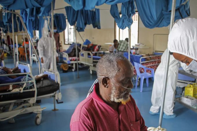 Ein Arzt versorgt einen an Corona-Patienten in einer Station für Coronavirus-Patienten im Martini-Krankenhaus in Mogadischu, Somalia. Afrika coronavirus