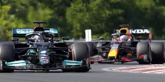 Lewis Hamilton (l) und Max Verstappen sind in der Formel 1 Dauerrivalen. Foto: Darko Bandic/AP/dpa Lewis Hamilton (l) und Max Verstappen sind in der Formel 1 Dauerrivalen. Foto: Darko Bandic/AP/dpa