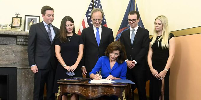 Kathy Hochul, Gouverneurin des Bundesstaats New York, unterzeichnet bei einer Vereidigungszeremonie im Red Room des State Capitol Dokumente. Der US-Bundesstaat New York wird nach dem Rücktritt des bisherigen Amtsinhabers Andrew Cuomo erstmalig von einer Gouverneurin geführt. Foto: Hans Pennink/Pool AP/dpa new york gouverneurin hochul
