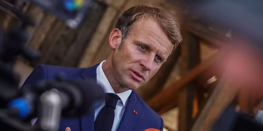 Der französische Präsident Emmanuel Macron spricht während eines Rundgangs durch die Altstadt von Mosul (Irak) mit Journalisten (Foto vom 29.08.2021). Macrons Vorschlag für eine UN-Sicherheitszone in der afghanischen Hauptstadt Kabul ist in London verhalten aufgenommen worden. Foto: Ismael Adnan/dpa
