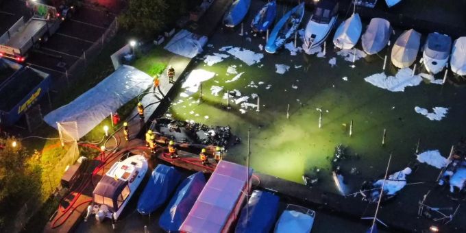 Der Brand hat am Hafen in Lachen SZ Zerstörung hinterlassen. Lachen SZ Brand Hafen